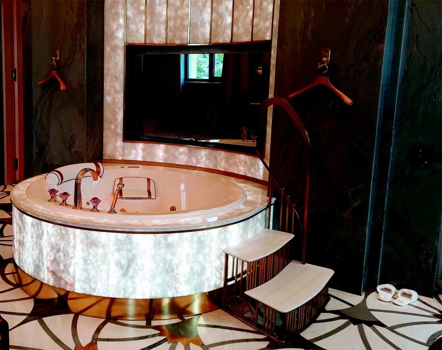 황금으로 도금된 비밀궁전 내 화장실 내부.사진 출처 러시아 반부패재단(FBK) 유튜브