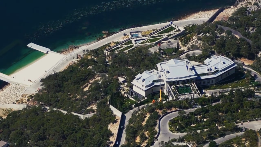  최근 러시아 시민단체인 러시아 반부패재단(FBK)이 블라디미르 푸틴 러시아 대통령의 초호화 비밀궁전이라며 공개한 전경 사진.2014년 러시아가 강제 병합한 우크라이나 남부 크림반도 흑해 연안 절벽에 있다.사진 