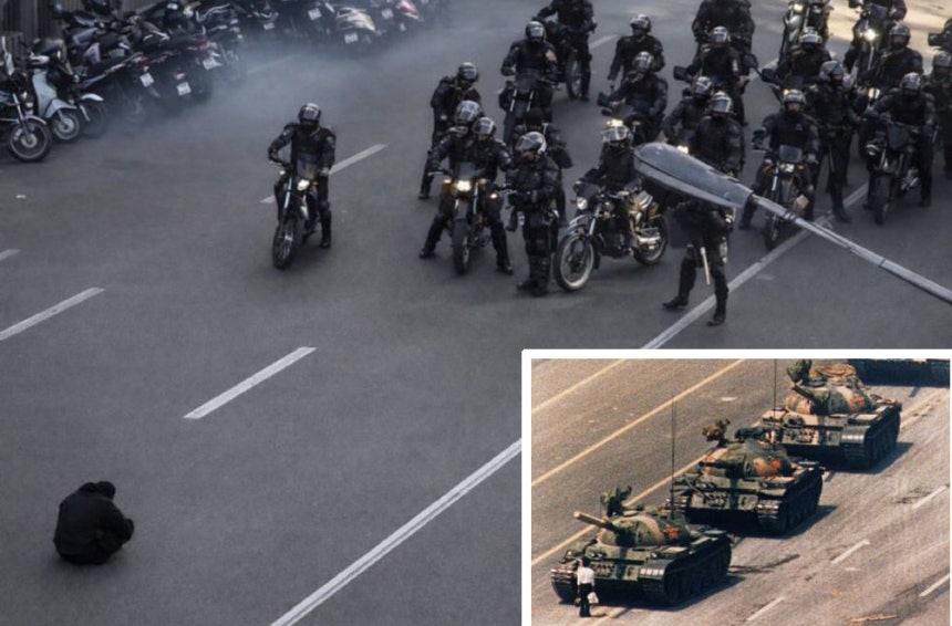 36년 전 中‘탱크맨’처럼… 이란 남성,오토바이 경찰과 대치지난해 12월 28일부터 이란에서 화폐 가치 급락,고물가 등에 반발하는 대규모 반정부 시위가 이어지는 가운데 한 남성이 수도 테헤란 도로에 앉아 오토바