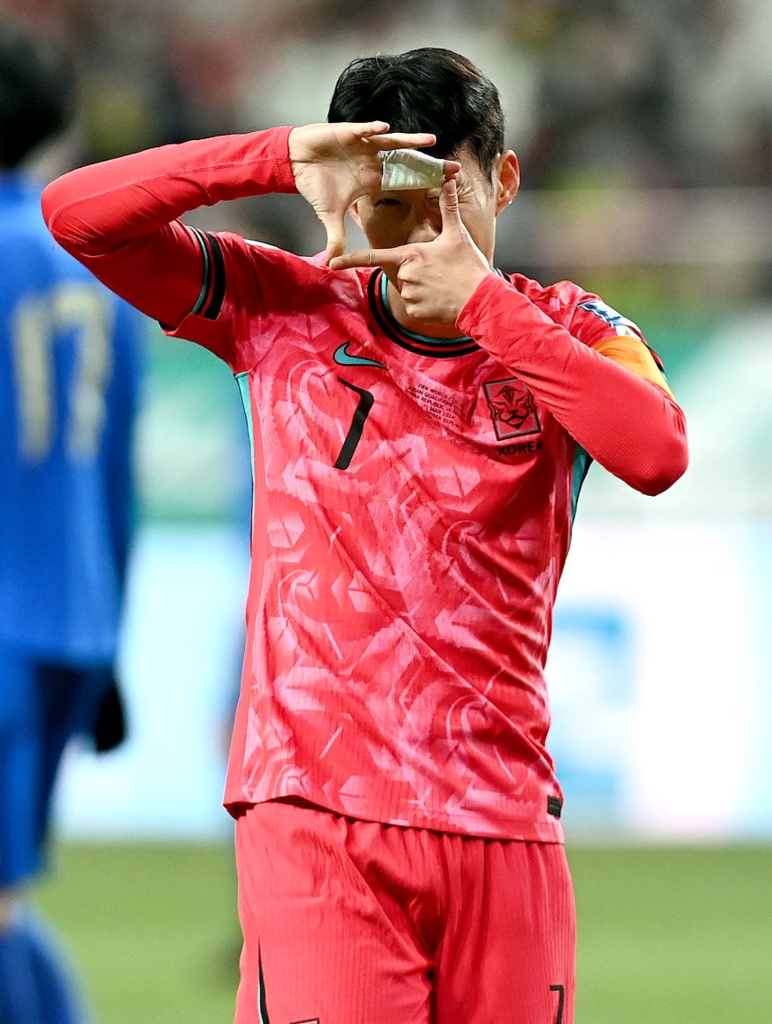 한국 축구 국가대표팀 주장 손흥민은 2026 북중미 월드컵에서 첫 방문 월드컵 8강과 함께 역대 한국 남자 선수 월드컵 통산 득점 단독 1위 등극을 노린다. 사진은 손흥민이 골을 넣은 뒤 ‘찰칵 세리머니’를 하는 모