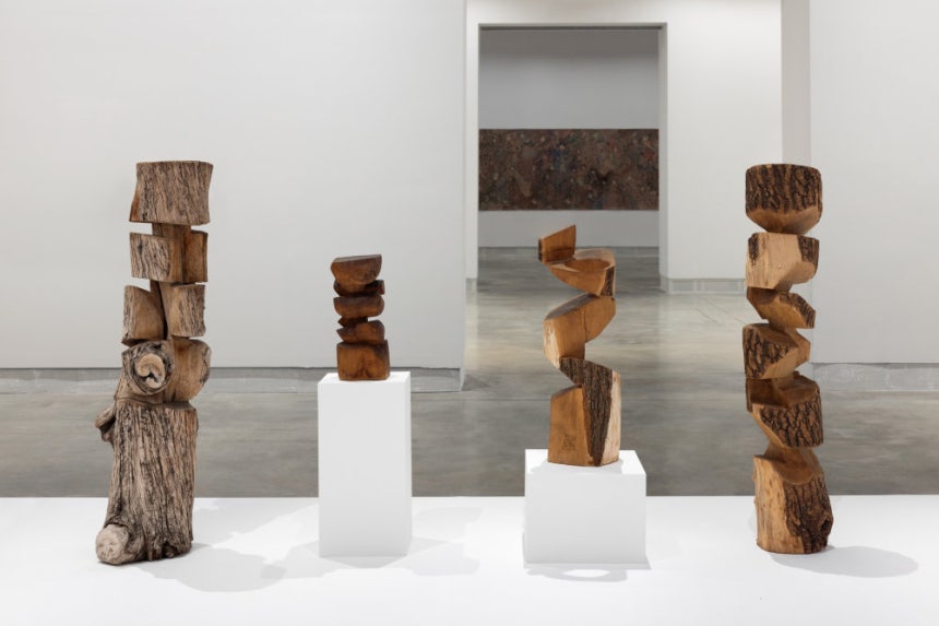 ‘전기톱을 든 할머니 조각가’김윤신의 나무 조각 작품.3월 경기 용인 호암미술관에서 70년 작업 세계를 조명하는 첫 대규모 회고전이 열린다.김윤신 작가 제공