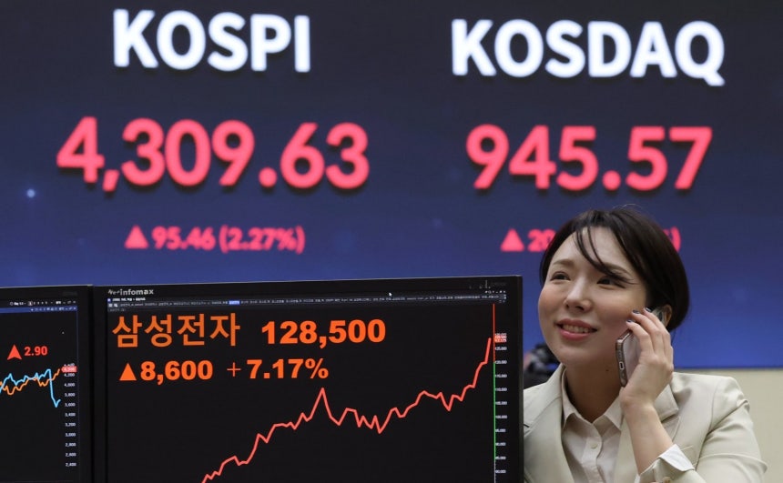 코스피가 새해 첫 거래일에 4300선을 돌파하며 사상 최고치를 경신한 2일 오후 서울 여의도 한국거래소 모니터에 삼성전자 주가가 표시되고 있다.삼성전자는 전일 대비 7.17% 오른 12만8500원에 마감하며 신고가