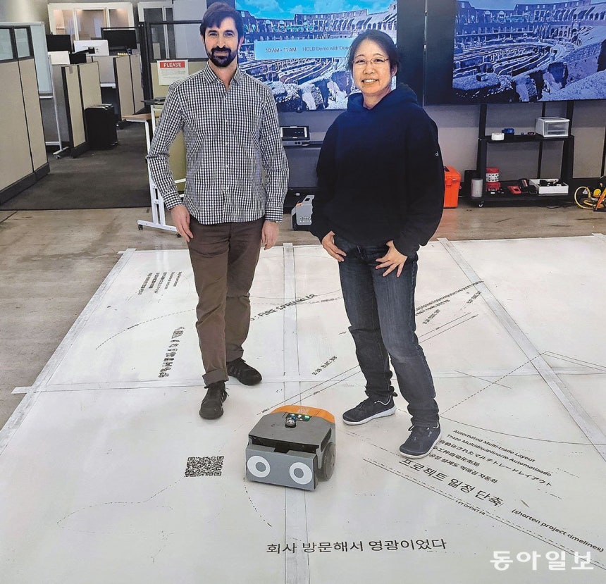 미국 캘리포니아주 실리콘밸리에 있는 로봇 스타트업‘더스티 로보스틱’에서 지난해 12월 16일(현지 시간) 이 회사 임원들이 로봇을 작동해 보이고 있다.여러 언어를 출력할 수 있는 로봇이‘회사 방문해서 영광이었다