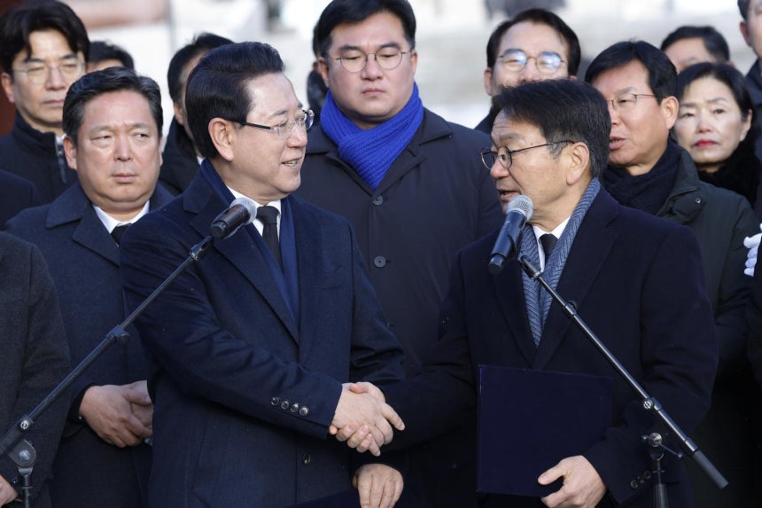 2일 광주 북구 운정동 국립5·18민주묘지 민주의문 앞에서 강기정 광주시장과 김영록 전남도지사가 광주·전남 대통합 추진 공동선언문을 발표하고 있다.2026.1.2/뉴스1