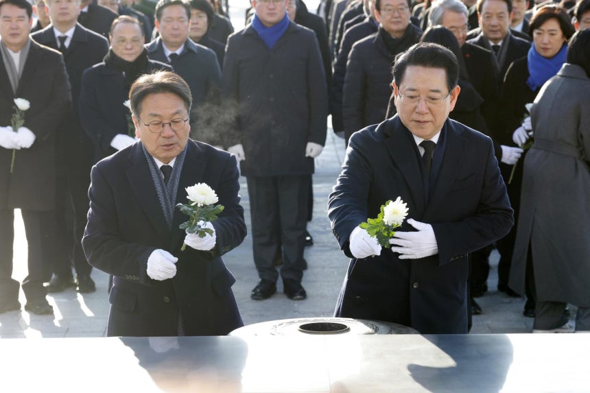  강기정 광주시장과 김영록 전남도지사가 2일 광주 북구 운정동 국립5·18민주묘지를 찾아 헌화참배하고 있다.2026.1.2/뉴스1