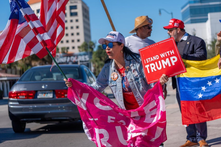 3일 플로리다주 마이애미에서 한 라틴계 여성이‘나는 트럼프를 지지한다’는 팻말을 들고 마두로 대통령의 체포를 반기고 있다.마이애미=AP 뉴시스