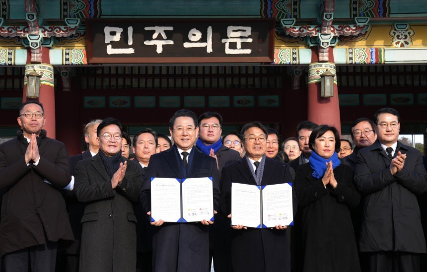 강기정 광주시장(오른쪽에서 세 번째)과 김영록 전남지사가 2일 광주 북구 운정동 국립5·18민주묘지에서‘광주·전남 통합 지방정부 추진 공동선언문’을 발표하고 있다.전남도 제공