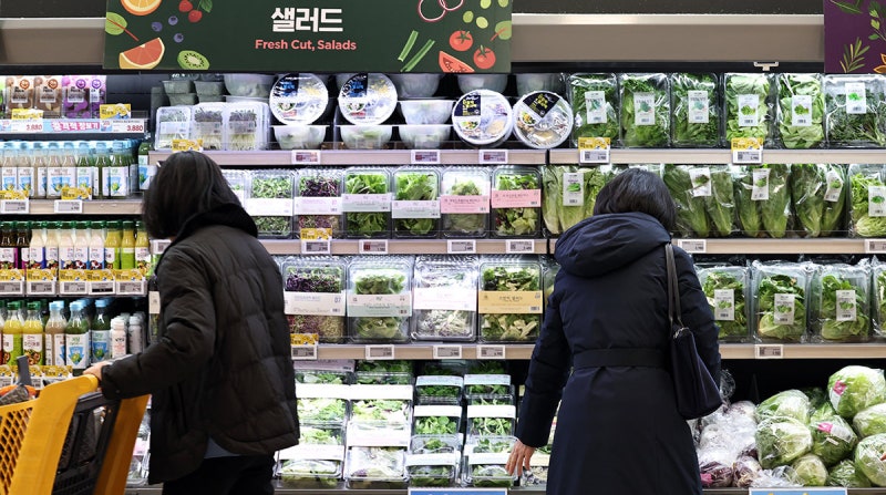 [사설]마트 판매 격감… 전통시장 아닌 쿠팡만 살찌운 유통 규제