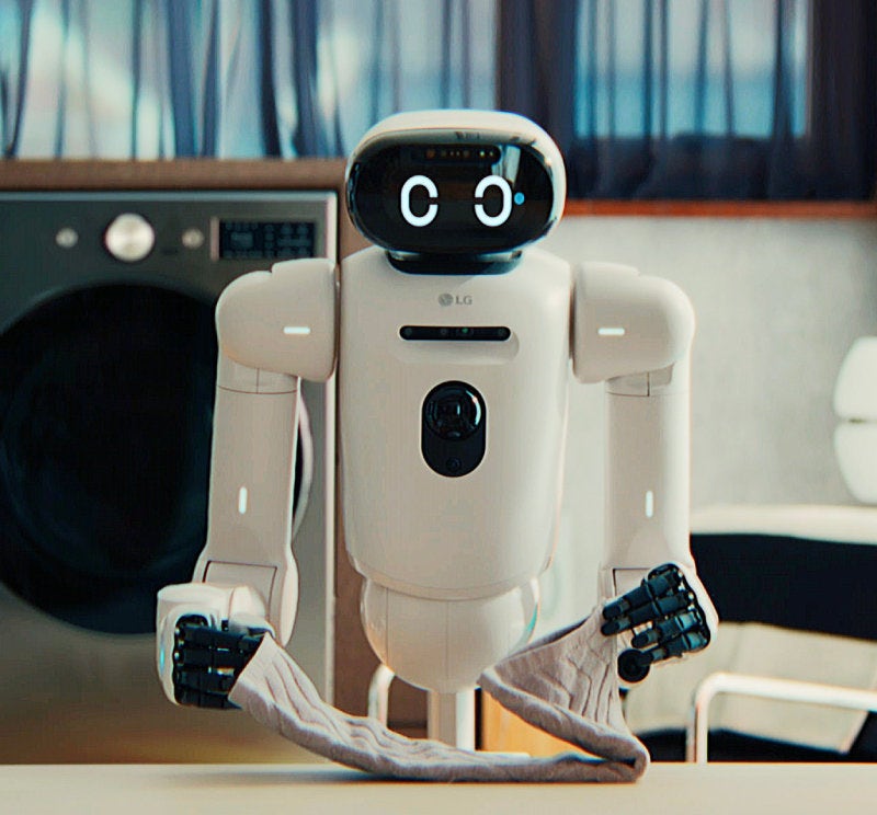 LG전자가 ‘CES 2026’개막 하루 전인 5일(현지 시간) ‘LG 월드 프리미어’에서 공개하는 홈 로봇‘LG 클로이드(LG CLOiD).로봇이 세탁이 끝난 수건을 정리하고 있다.