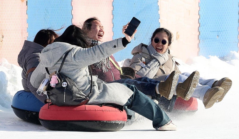 눈썰매장 찾은 외국인 관광객들