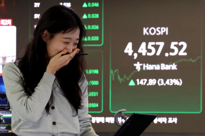 코스피가 종가 기준 역대 최고치를 기록한 5일 서울 중구 하나은행 본점 딜링룸 현황판에 코스피 지수가 전장대비 147.89포인트(3.43%)상승한 4,<a href=