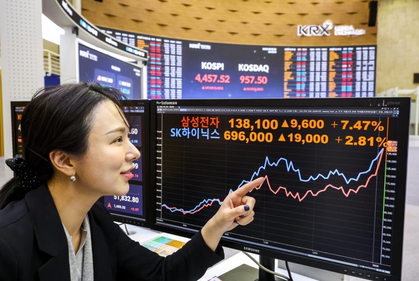 코스피가 사상 최고치를 경신한 5일 서울 영등포구 한국거래소 전광판에 지수가 표시되어 있다.이날 코스피는 전 거래일(4309.63) 보다 147.89포인트(3.43%) 오른 4457.52에,삼성전자는 7.47%