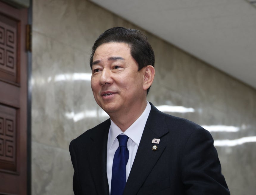 원내대표직에서 사퇴한 김병기 더불어민주당 의원이 30일 오후 서울 여의도 국회에서 열린 의원총회에 출석하고 있다.2025.12.30 [서울=뉴시스]