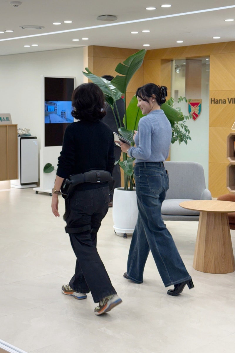 “웨어러블 로봇으로 ‘영올드’ 잡아라” 패션-금융권도 서비스 출시