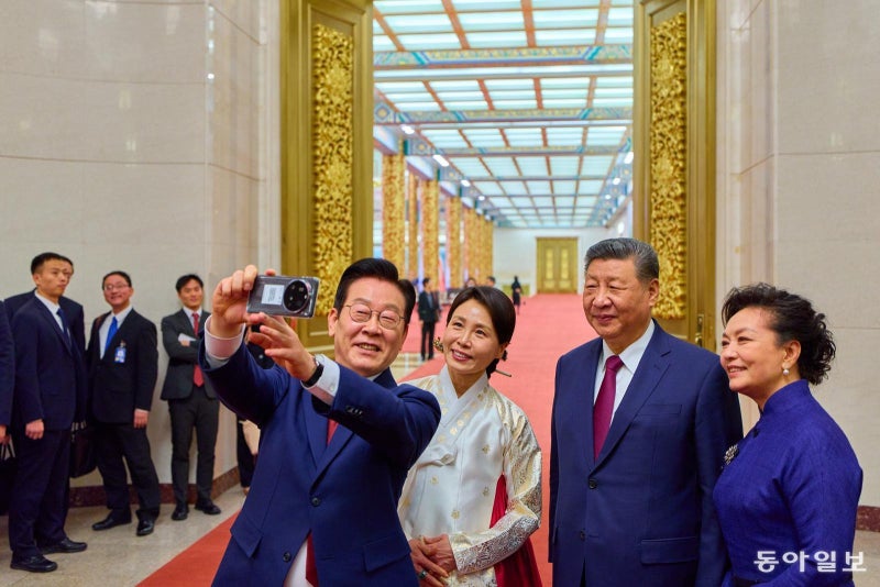 ‘경주 선물’ 폰으로 한중 정상 부부 셀카… 톈안먼선 21발 예포