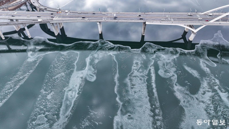 얼어붙은 한강… 오늘부터 다시 추워져