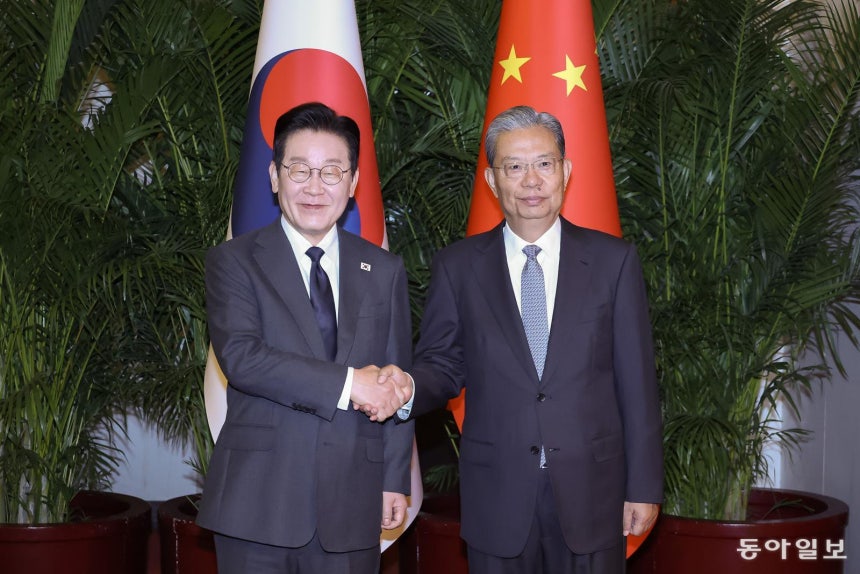 이재명 대통령이 6일 중국 베이징 인민대회당에서 자오러지 전인대 상무위원장의 영접을 받고 있다.2026.1.5.청와대사진기자단 베이징=송은석 기자 