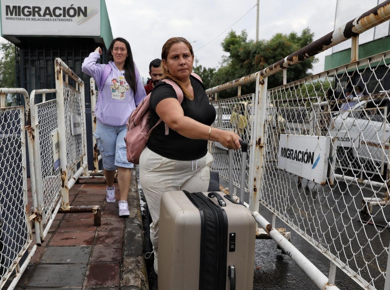 베네수엘라 정부 “美 지지땐 체포” 90일간 비상선포