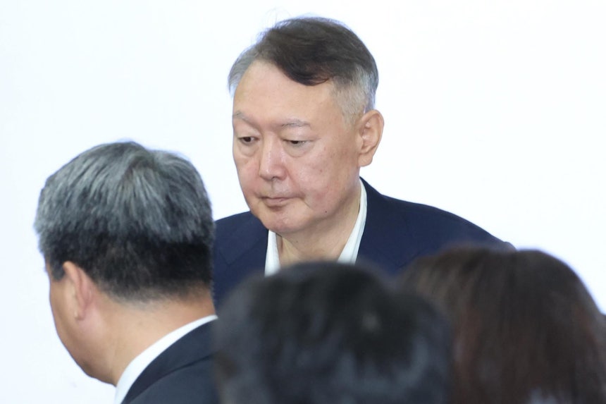 윤석열 전 대통령이 26일 서울 서초구 서울중앙지법에서 열린 특수공무집행방해 혐의 재판에 출석하고 있다.형사 법정에서 윤 전 대통령의 모습이 공개된 것은 지난 4월 내란 사건 재판 이후 약 5개월 만이다.2025