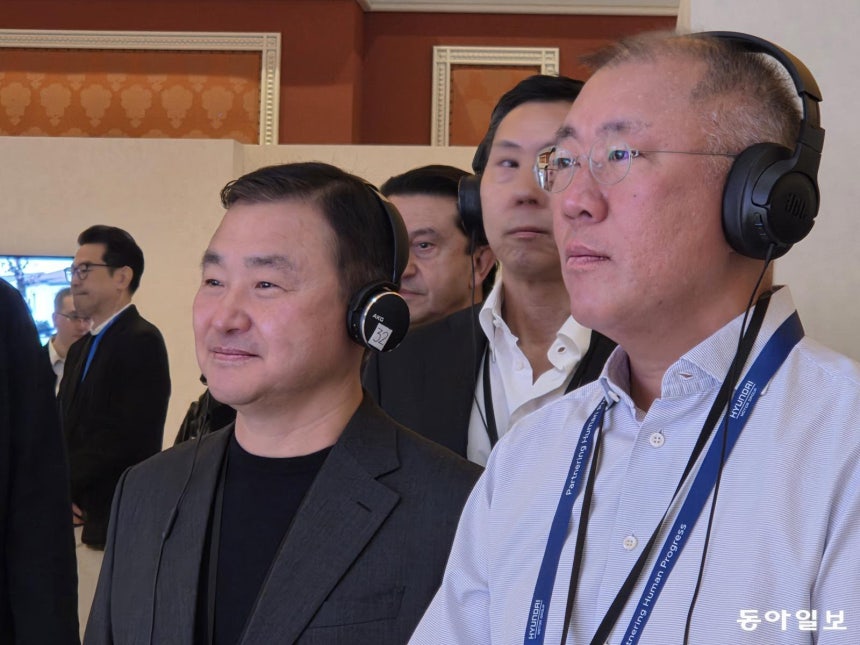 정의선 현대자동차그룹 회장이 6일(현지시간) 미국 라스베이거스 윈 호텔에 있는 삼성전자 통합 부스를 방문했다.라스베이거스=이민아 기자 