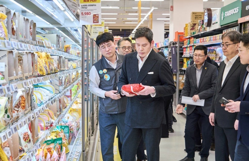 ‘1등 매장’ 찾은 정용진 “일상 속 가장 신뢰받는 쇼핑 성지 돼야”