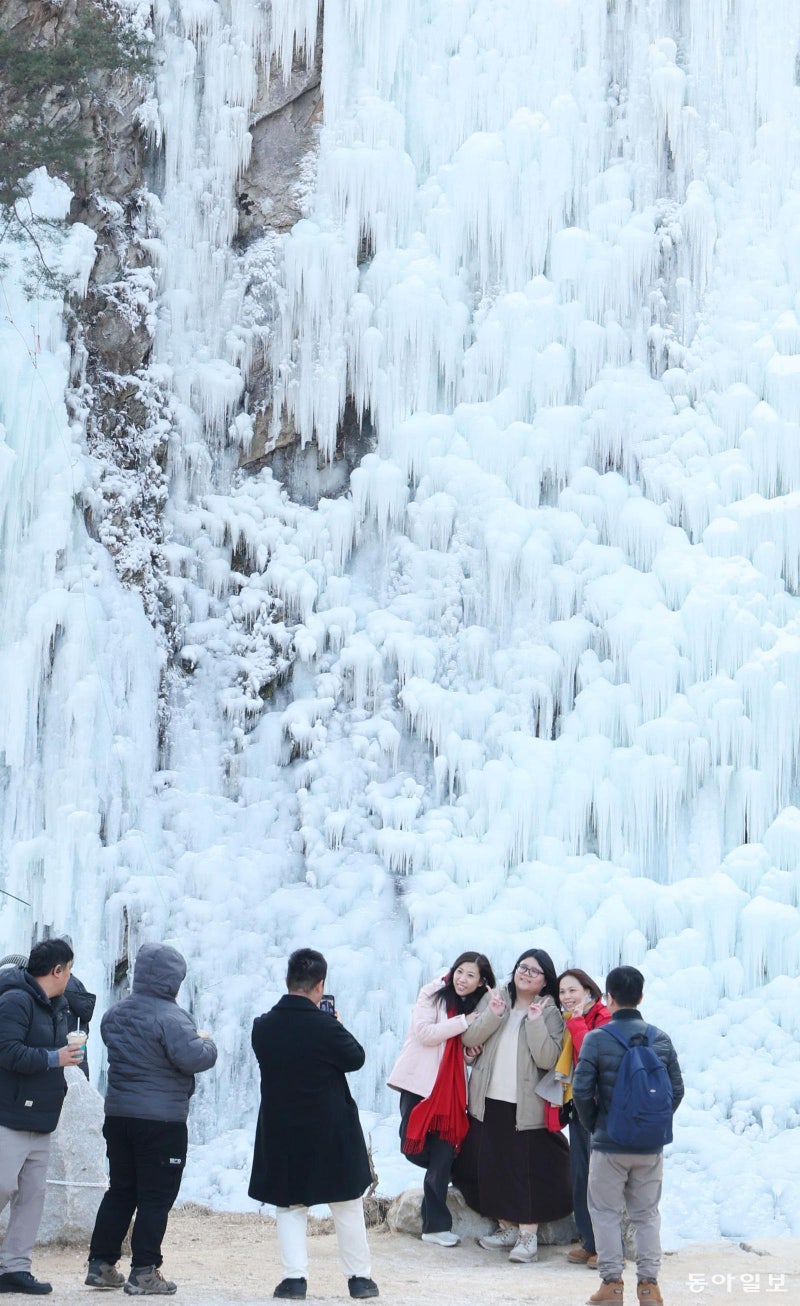 제철 맞은 ‘빙벽 관광’… 오늘 아침 최저 영하 14도 ‘한파’