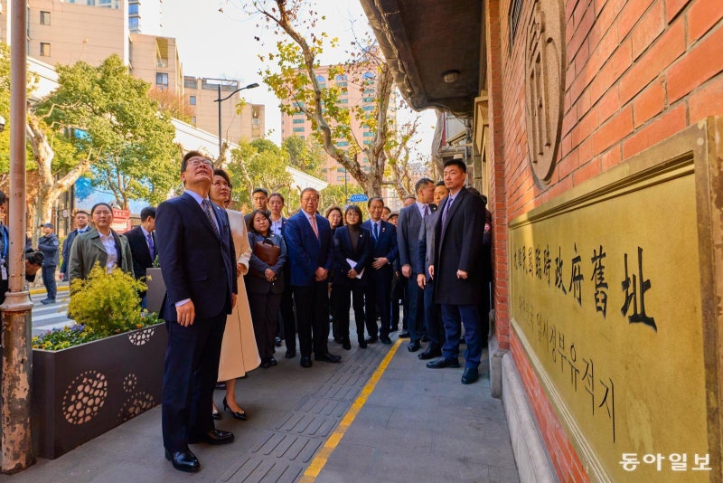 상하이 임정 청사 찾은 李 “한중 연대 큰 뿌리”