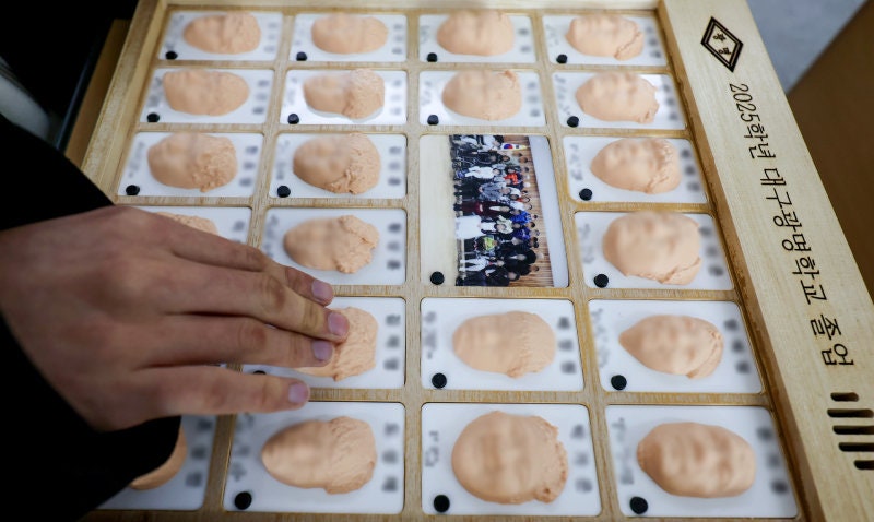 손끝으로… 친구 얼굴 기억해요