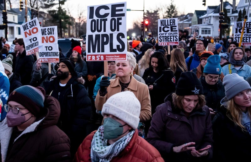 ICE 총격에 백인여성 사망… 다시 불붙은 ‘反트럼프’ 시위