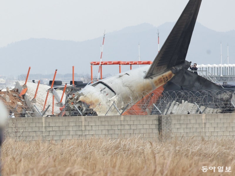 “무안공항 콘크리트 둔덕 없었다면 전원 생존”