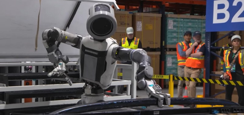 인공지능(AI) 로봇이 한국의 생산 현장을 바꾸고 있다.올해는 AI 로봇이 단순 업무를 넘어 고난도 업무를 맡는 원년이 될 것이란 전망이 나온다.사진은 현대자동차그룹 로봇 전문 기업 보스턴다이내믹스의 휴머노이드 