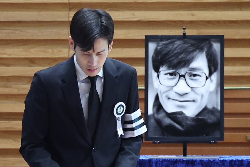 고 안성기 영결식이 9일 오전 서울 중구 명동성당에서 열렸다.고인의 아들 안다빈씨가 인사말을 마치고 자리로 돌아가고 있다.사진공동취재