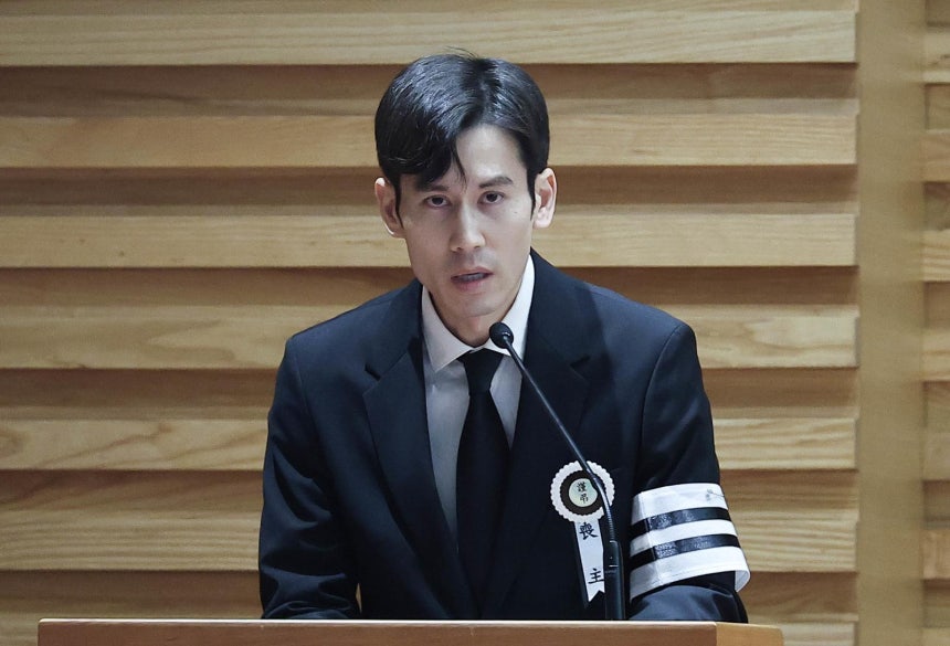 故 안성기의 장남 안다빈 작가가 9일 서울 중구 명동성당에서 진행된 故 안성기의 영결식에서 인사말을 하고 있다.사진공동취재