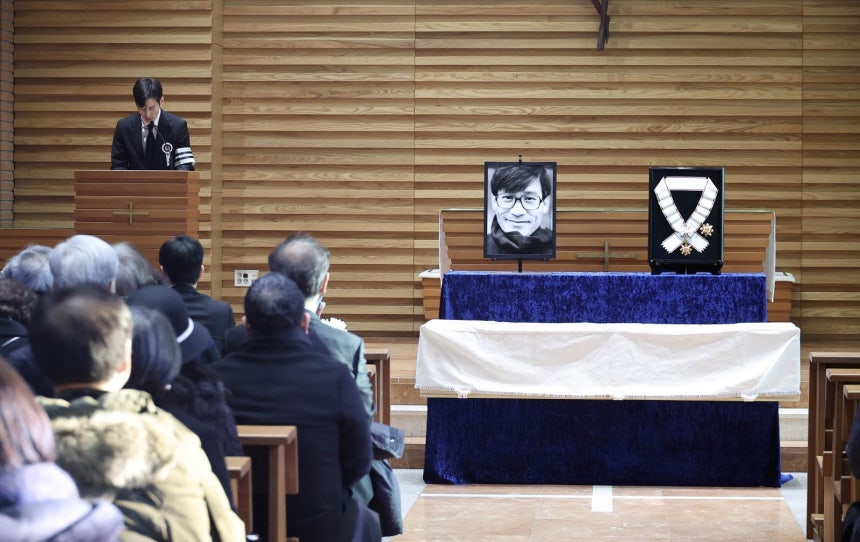 9일 오전 서울 중구 명동성당에서 열린 故 안성기 영결식에서 안성기 아들 안다빈 씨가 인사말을 하고 있다.사진공동취재