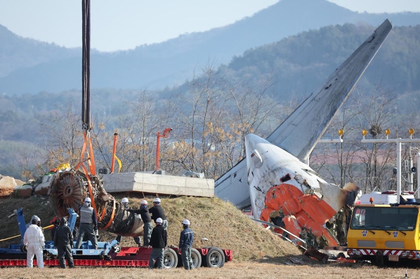 제주항공 여객기 참사 엿새째인 3일 오후 전남 무안국제공항 참사 현장에서 로컬라이저(방위각시설) 둔덕에 파묻힌 제주항공 7C2216편의 엔진이 크레인으로 옮겨지고 있다.2025.1.3/뉴스1