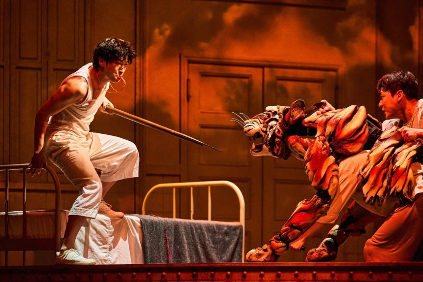 ‘라이프 오브 파이’에서 호랑이와 구명 보트에 남겨진 파이(박강현·왼쪽)는 호루라기를 불며 호랑이와 맞서며 길들인다. 호랑이 인형(퍼펫)을 조종하는 배우가 무대에 드러난다. 에스앤