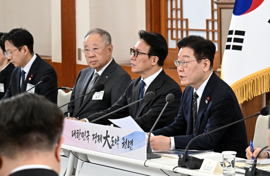 이재명 대통령(오른쪽)이 9일 청와대에서 열린‘2026 경제성장전략’국민보고회에서 모두발언을 하고 있다.청와대사진기자단