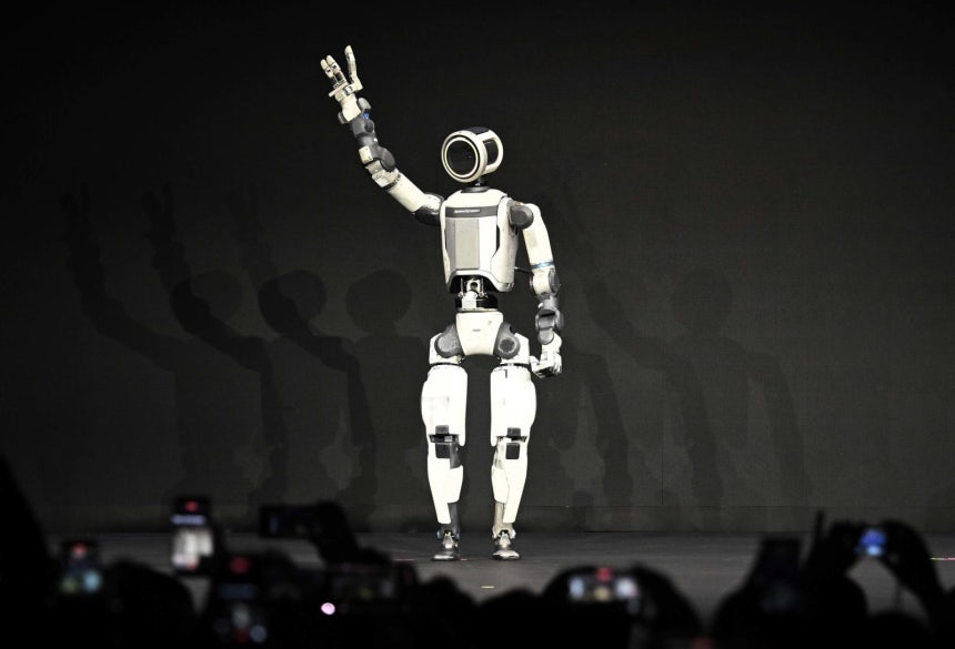 5일(현지시간) 미국 네바다주 라스베이거스 만달레이베이에서 열린 현대차그룹 프레스 컨퍼런스에서 차세대 전동식 아틀라스 시제품이 손인사하고 있다.뉴스1