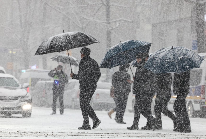 서울 종로구 종각역 인근에서 시민들이 발걸음을 재촉하고 있다. 2025.2.6 뉴스1