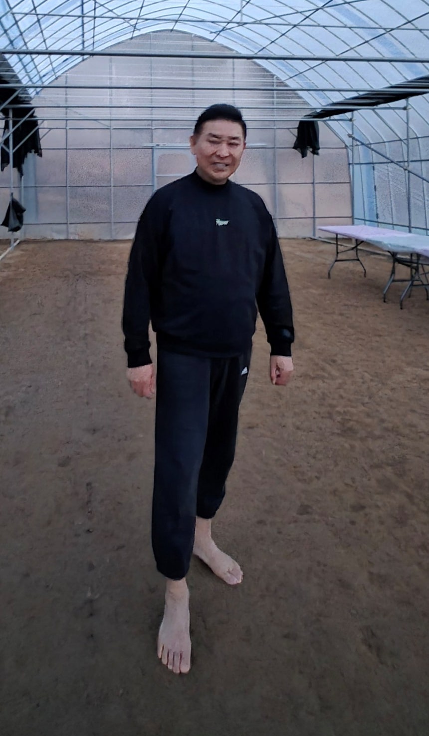 유제성 삐땅기의원성형외과 원장이 1월 7일 경기도 남양주시 퇴계원로175번길,헤브론교회 앞‘맨발 걷기 아미사 힐링하우스’에서 맨발 걷기를 하다 포즈를 취했다.유제성 원장 제공