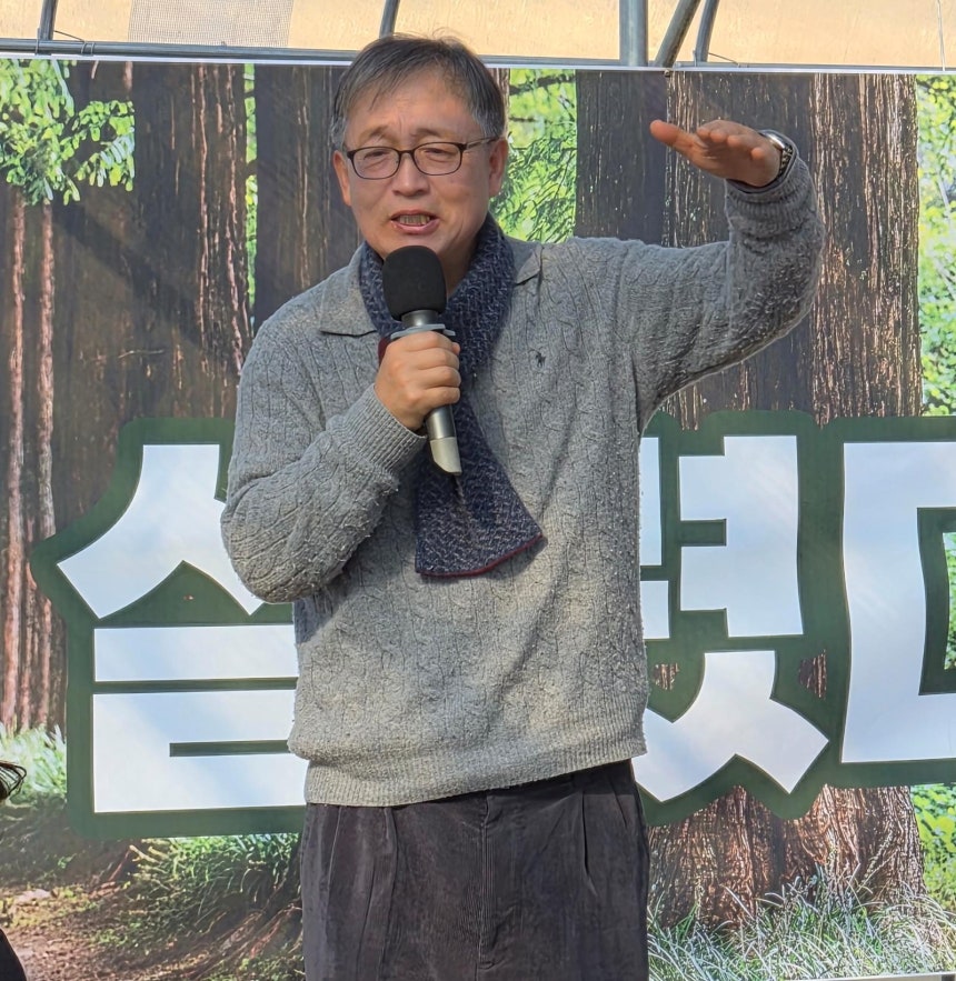 고장면 대전 국립한밭대 교수가 1월 7일 경기도 남양주시 퇴계원로175번길,헤브론교회 앞‘맨발 걷기 아미사 힐링하우스’에서 맨발 걷기 효과에 대해 설명하고 있다.맨발걷기국민운동본부 제공