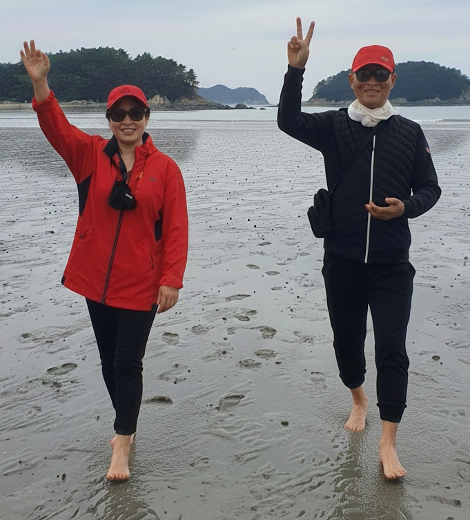 유제성 원장(오른쪽)과 문정희 대표가 인천 중구 무의도 하나개해수욕장에서 맨발 걷기를 하고 있다.유제성 원장 제공.