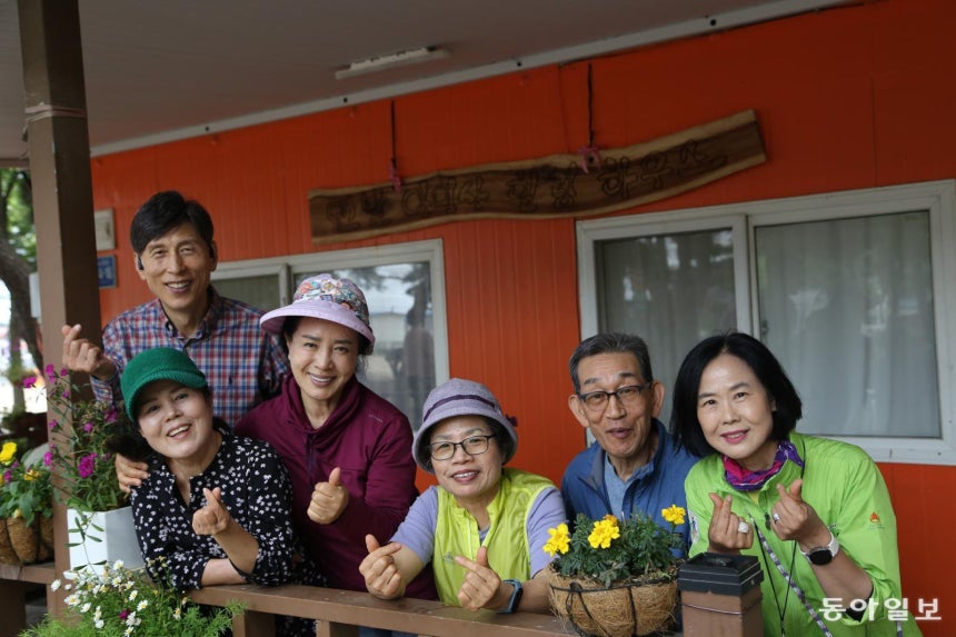 인천 중구 무의도 하나개해수욕장에서‘맨발 걷기 아미사 힐링하우스’를 운영하고 도와주는 사람들.왼쪽에서 세 번째가 문정희 삐땅기의원성형외과 대표다.동아일보 DB