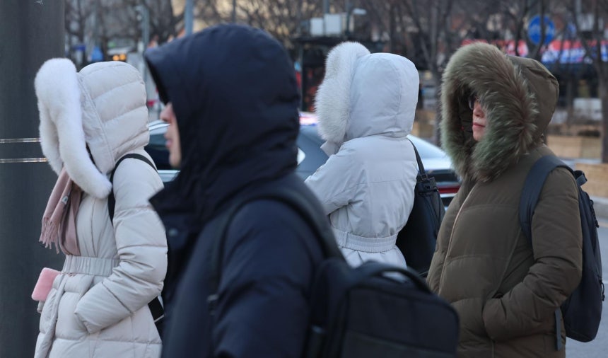 영하권 강추위가 찾아온 8일 서울 종로구 광화문네거리에서 시민들이 모자를 쓰고 신호를 기다리고 있다.뉴시스