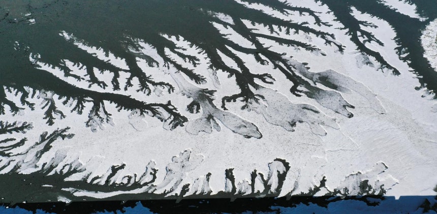 강추위가 찾아온 8일 경기 화성시 우정읍 매향리 포구 갯벌이 꽁꽁 얼어있다.뉴시스