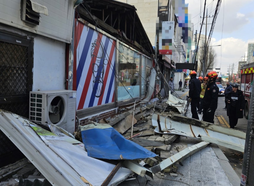 10일 오후 경기 의정부시 호원동 한 거리에서 행인이 간판에 깔려 숨지는 사고가 발생했다.당시 의정부 지역은 강풍주의보가 발효된 상태였다.(독자 제공) 뉴스1