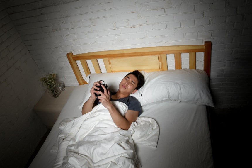 잠자리에 누운 채 스마트폰을 사용하는 습관은 잠드는 시간을 늦출 뿐 아니라,깊은 수면 진입을 방해해 다음 날 낮 졸림으로 이어질 수 있다. 게티이미지뱅크 