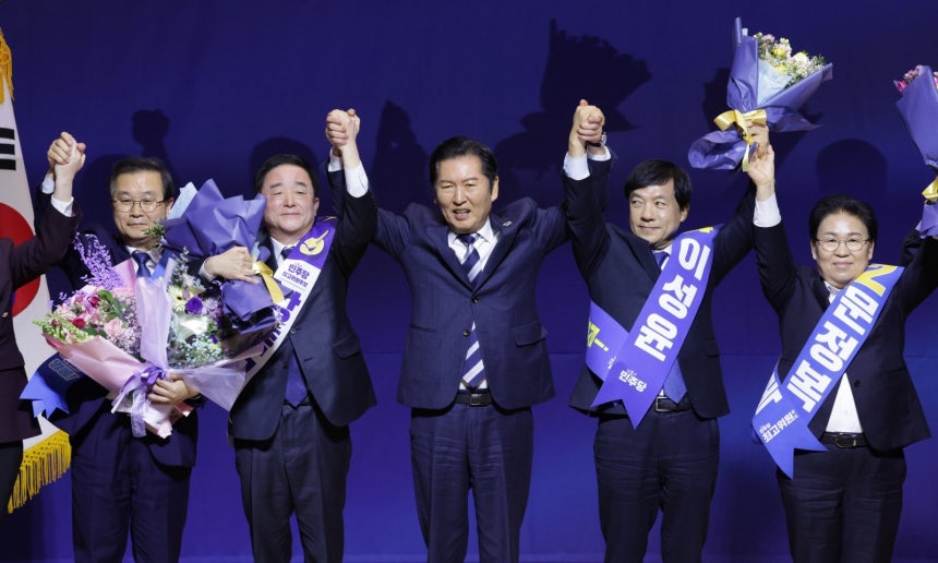 정청래 더불어민주당 대표가 11일 서울 여의도 국회 의원회관에서 열린 최고위원 보궐선거 후보자 합동연설회에서 강득구, 이성윤, 문정복 신임 최고위원과 기념 촬영을 하고 있다. 20