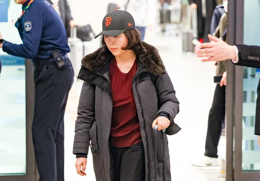 2022년 지방선거를 앞두고 강선우 무소속 의원에게‘공천헌금’1억원을 건넨 의혹을 받는 김경 서울시의원이 11일 오후 인천국제공항 제1여객터미널을 통해 귀국하고 있다.2026.01.11.인천공항=뉴시스