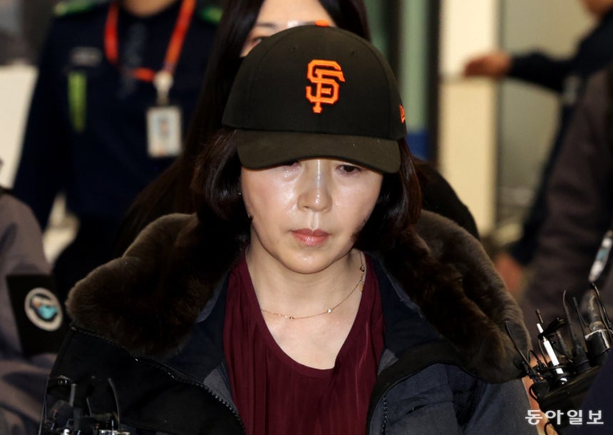 강선우 의원에게 공천 청탁을 하며 1억원을 전달한 민주당 서울시 의원 김경씨가 11일 오후 인천공항을 통해 입국하고 있다.변영욱 기자 